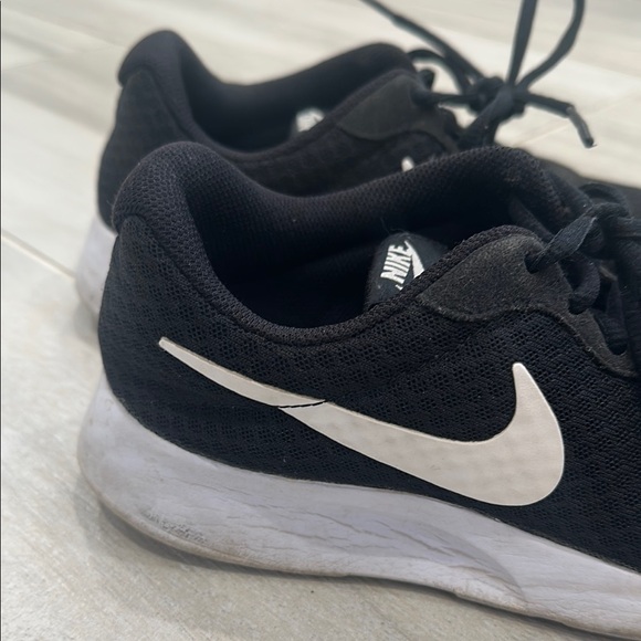 Nike Women’s Size 6.5 Lightweight Black Mesh Sneakers with White Accents - Picture 3 of 11